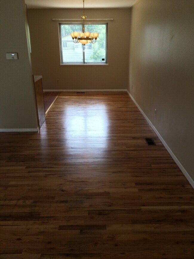Building Photo - 817 Sequoia Dr