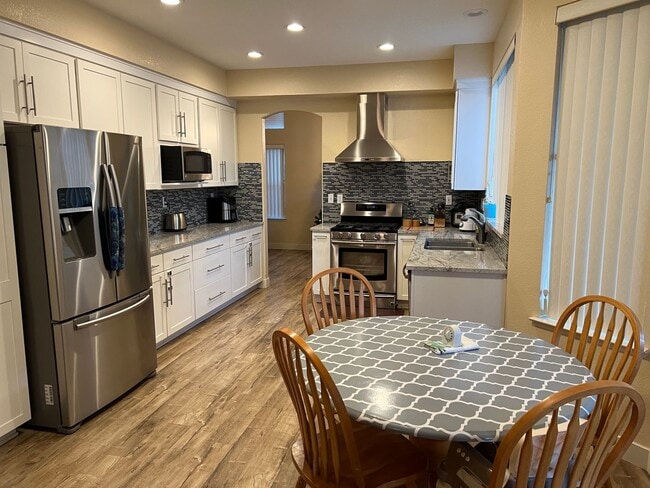 Building Photo - Charming 4 Bedroom Ridgeview Large Lot Home!