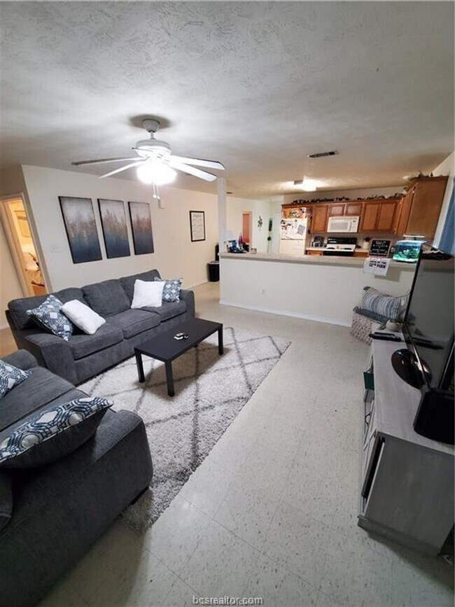 Building Photo - College Station - 3 bedroom /3 bath HOUSE Near TAMU!