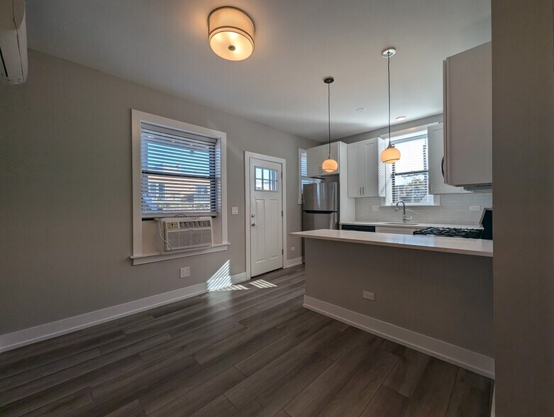 Primary Photo - 3943 N Janssen Ave