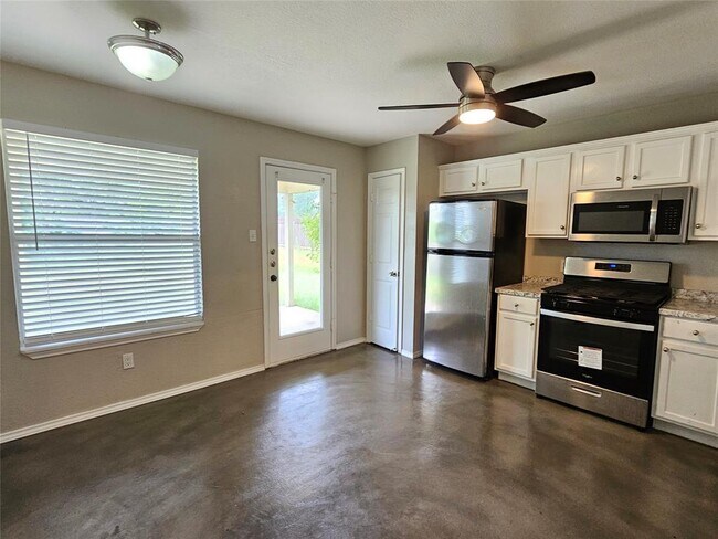 Building Photo - 1701 Golden Sunrise Ln