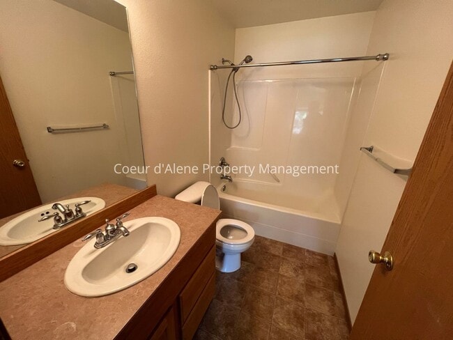 Building Photo - 3 bed house in Fieldstone!
