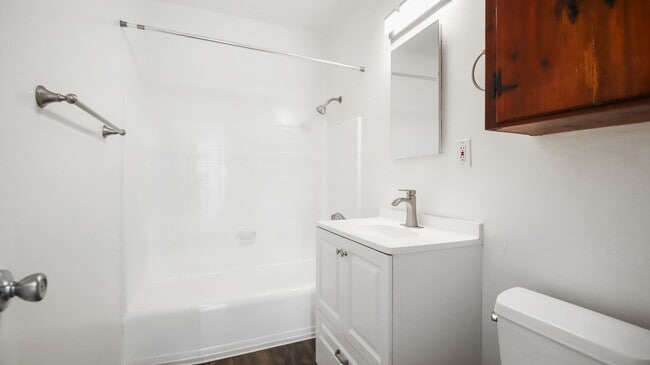 Building Photo - 4447 1/2 Mentone Street
