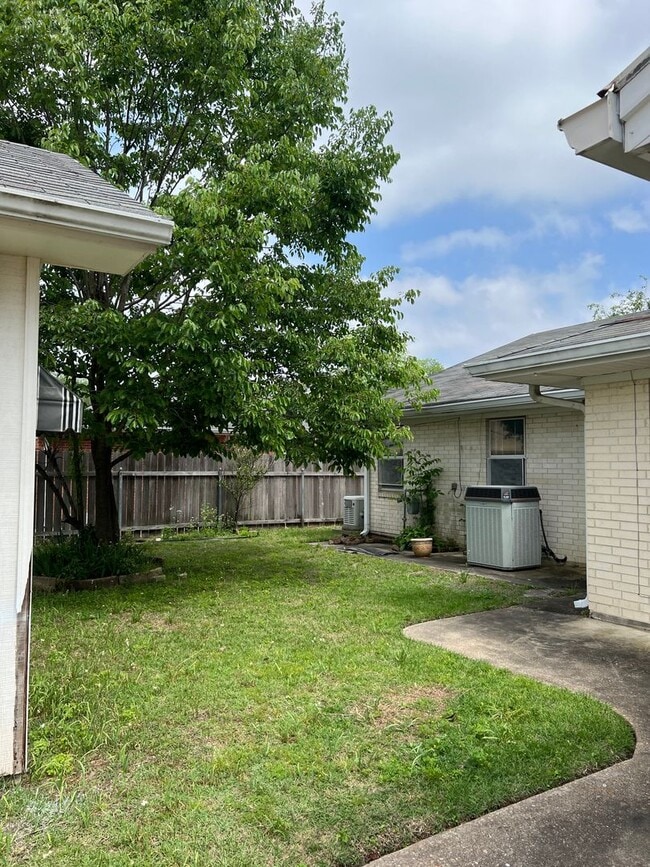 Building Photo - 810 Captain Shreve Dr