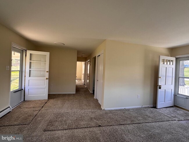 Building Photo - 1212 W King Rd