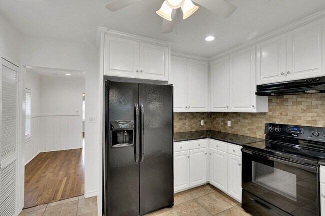 Building Photo - Bluebonnet Circle Charmer