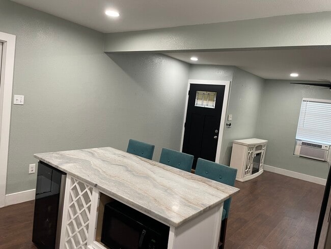 Building Photo - 6316 Victoria St