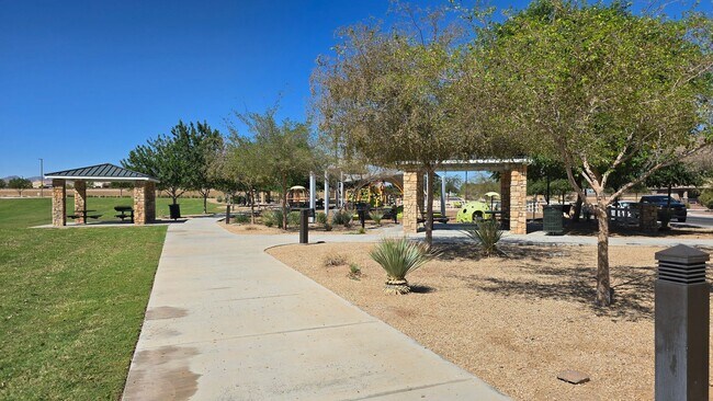 Building Photo - Popular Las Brisas community in Goodyear!