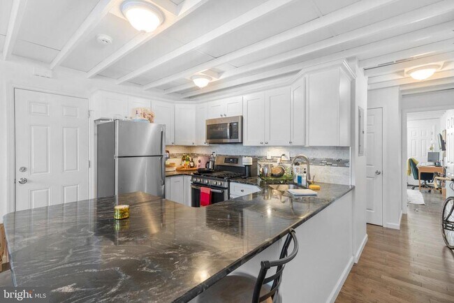 Building Photo - 530 Bainbridge St