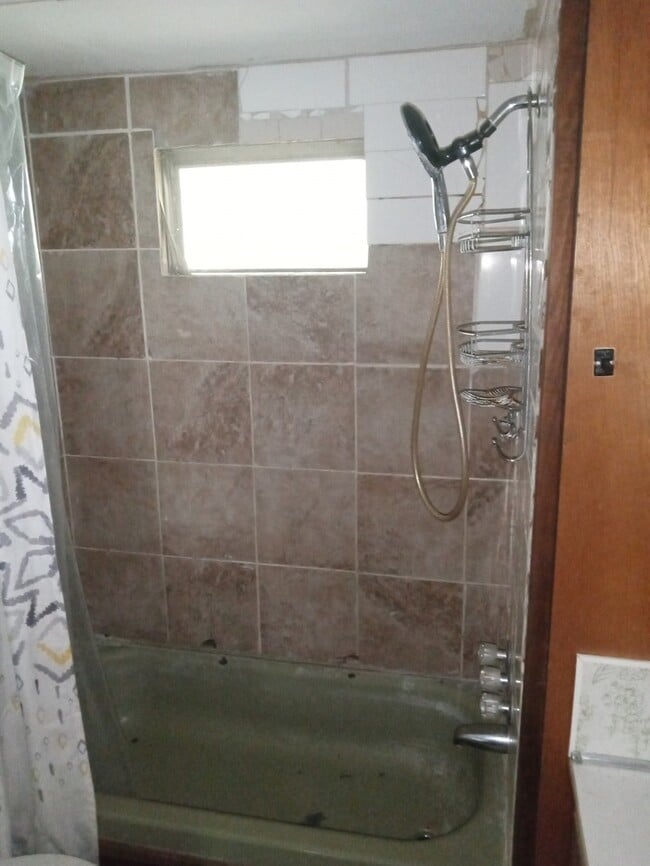 Building Photo - 1305 Ridge Cir