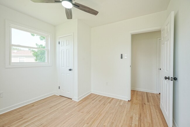 Building Photo - 411 Greenview Dr