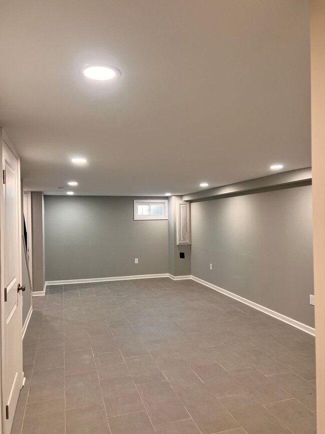 Building Photo - 3 BEDROOM TOWNHOME **VOUCHERS ONLY**