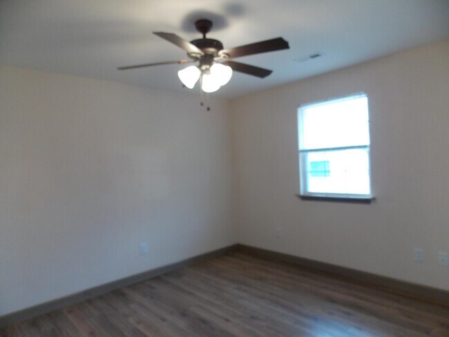 Building Photo - 402 Red Bird St