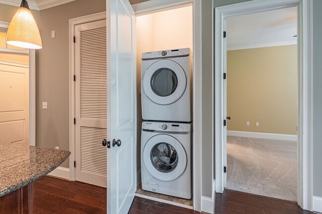 Building Photo - Excellently maintained 1 bedroom, 1.5 bath...