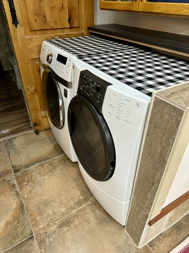 Washer & Dryer - 30 W Etruria St