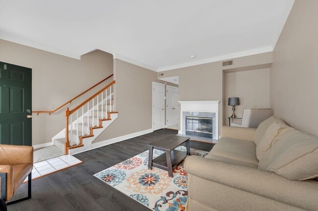 Building Photo - Awesome 2BE/2.5BA condo in Green Hills!