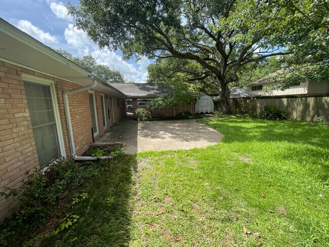 Building Photo - 607 Claymore Dr