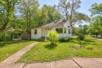 Building Photo - Charming 2 Bedroom Home Available Now!