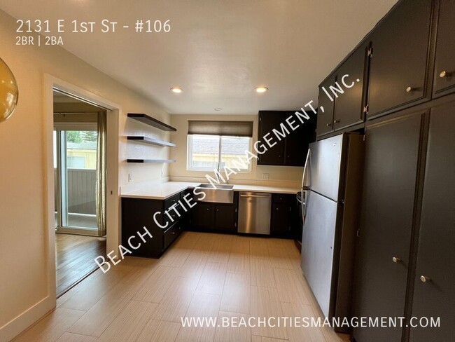 Building Photo - Condo located One Block from the Beach wit...