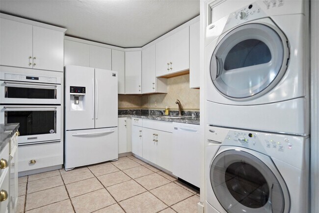 Building Photo - 3 April Point Dr S