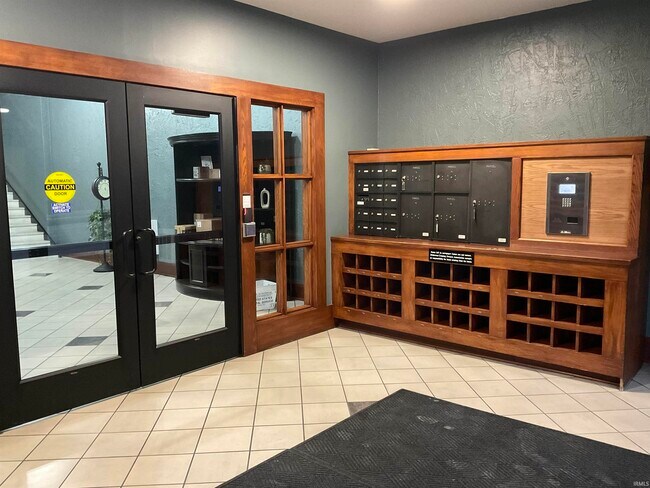 Building Photo - 112 W Washington Blvd