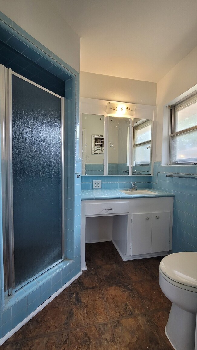 Building Photo - 801 Rosewood Dr