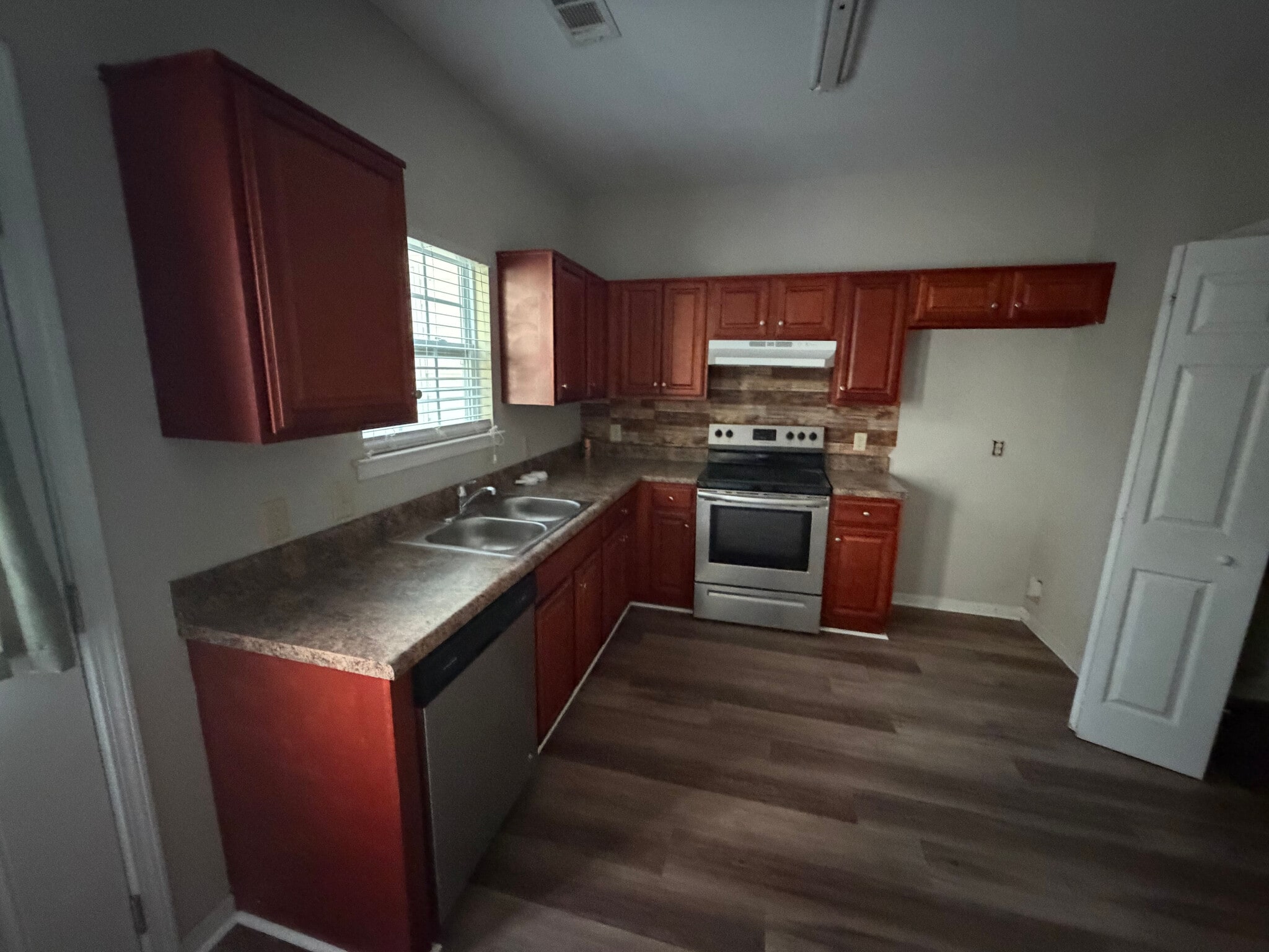 Building Photo - Room in Townhome on Timber Ridge Dr