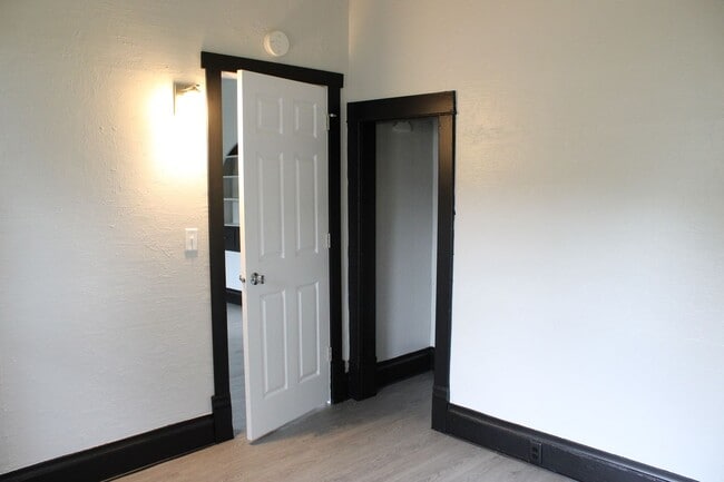 Building Photo - 317 E 10th St S