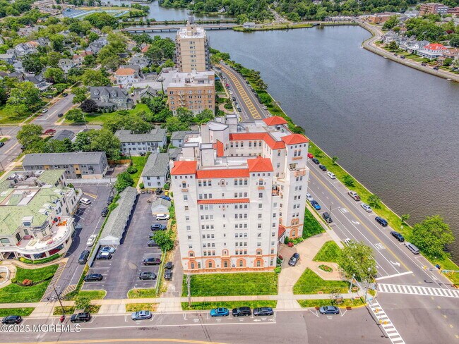 Building Photo - 400 Deal Lake Dr
