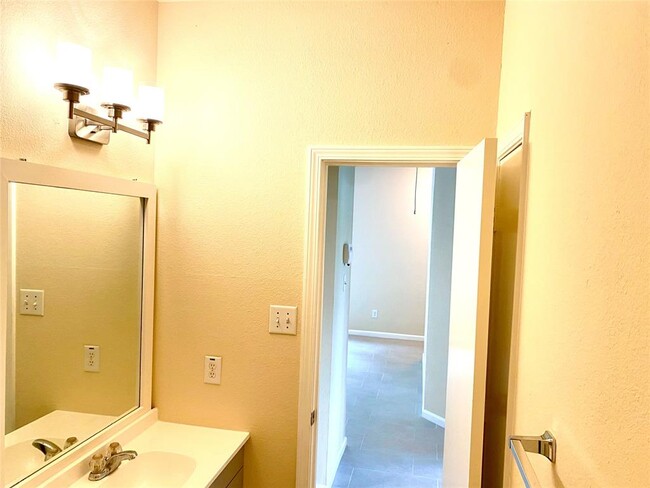 Building Photo - 6222 Settlers Lake Cir E