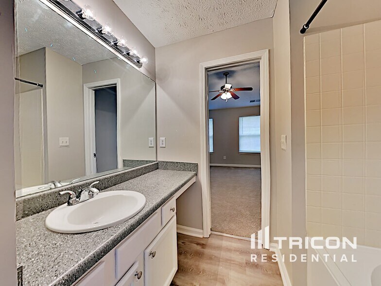 Building Photo - 915 Riley Farm Ln
