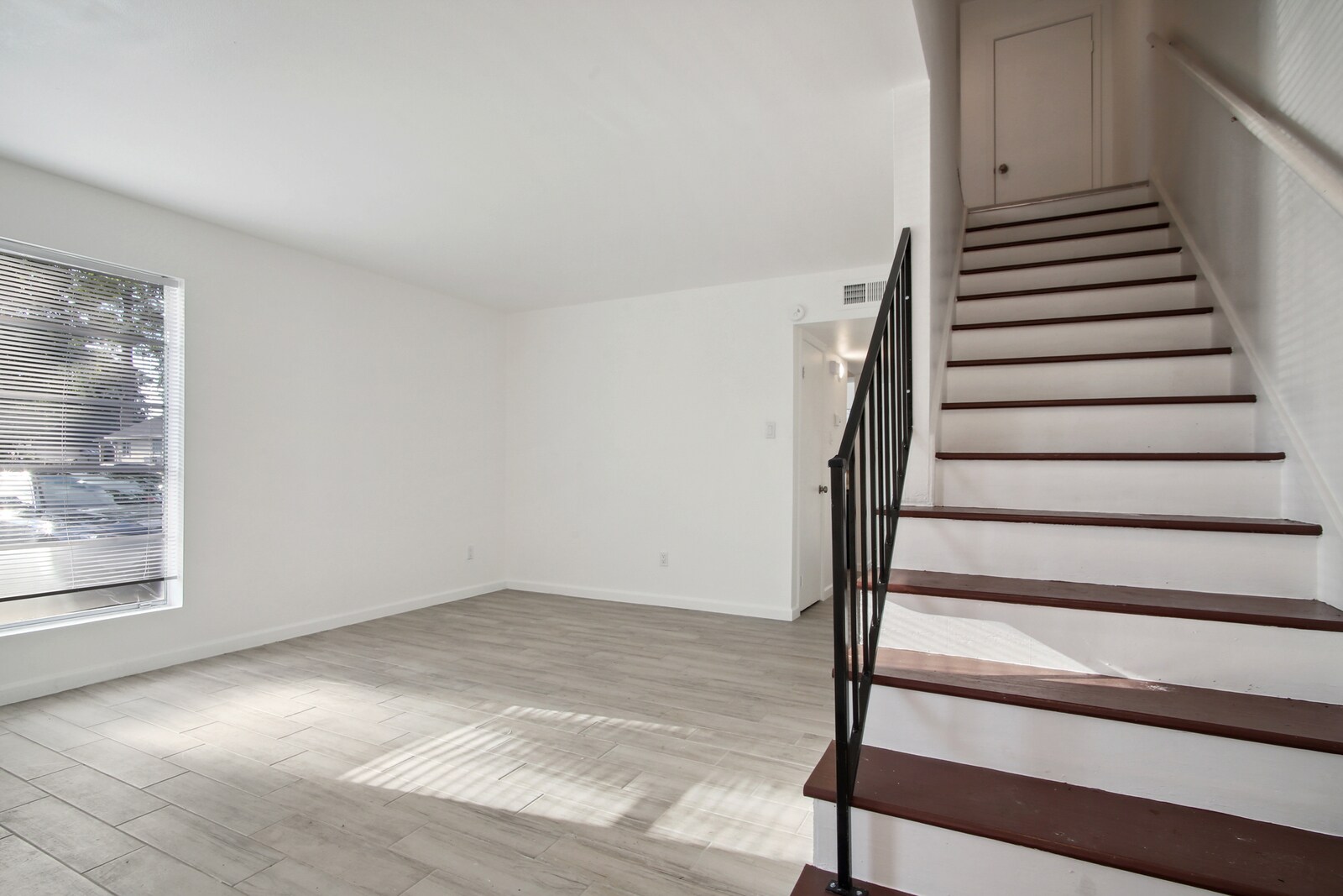 Building Photo - 424 Deckbar Ave