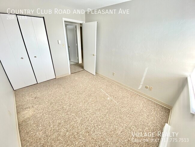 Building Photo - Roomy 2-bed end-unit w/ on-site laundry & ...