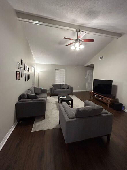 Building Photo - 203 La Bonne Dr