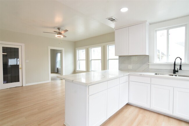 Building Photo - 615 Pacific St