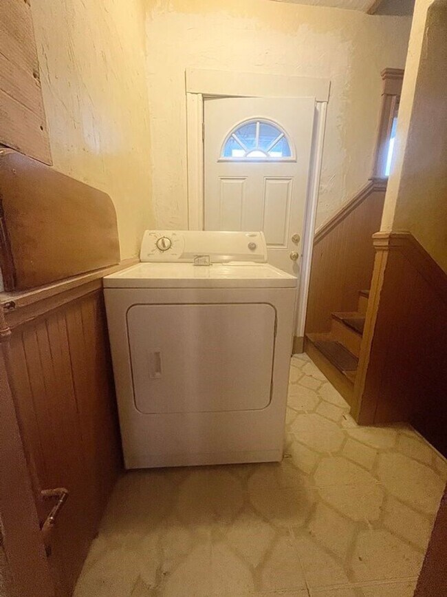 Building Photo - 3 Off-Street Parking & In-Unit Laundry 3-bed