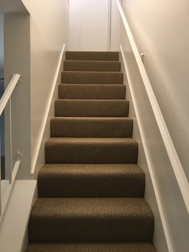 Building Photo - 40 Allenwood Ln