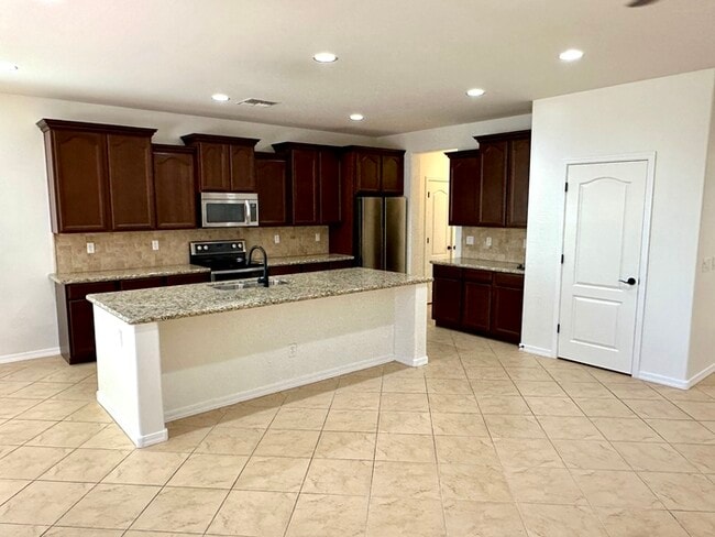 Building Photo - Fantastic Goodyear Home in Sedella