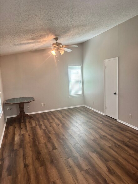 Building Photo - 115 Township Ln