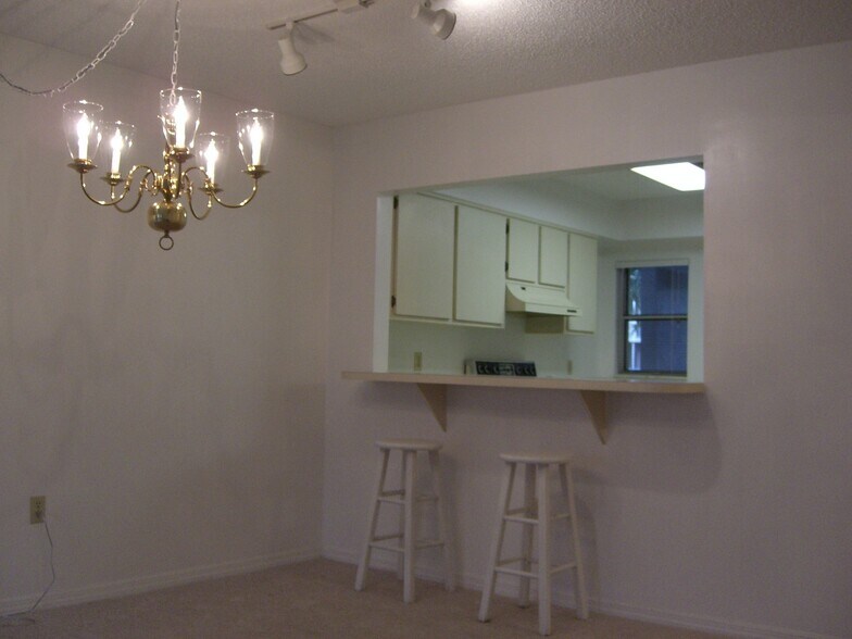 Breakfast bar - 5537 Sea Forest Dr