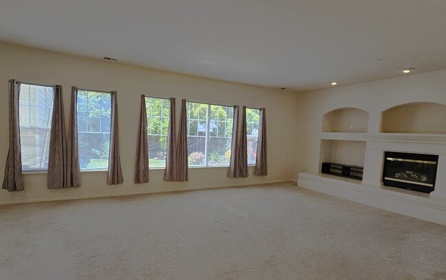 Building Photo - 397 Raven Way