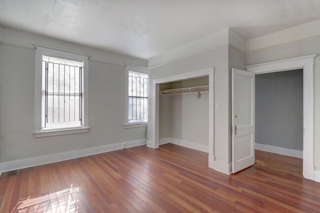 Building Photo - Large Historic Three (of four) Bedroom Apartment