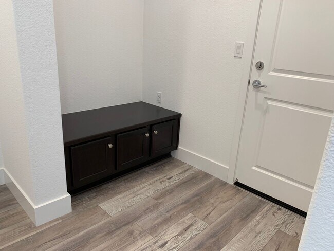 Building Photo - Large Executive home with tons of upgrades.