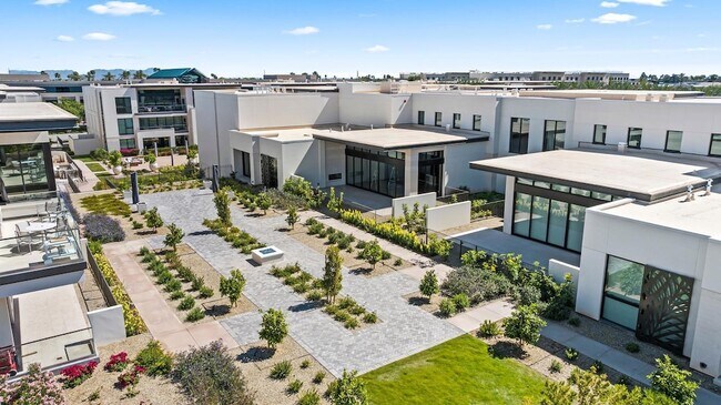 Building Photo - 6587 N Palmeraie Blvd