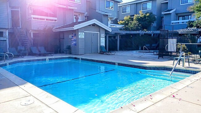 Building Photo - Refurbished Condo on 1st Floor With Laundry, Patio, Garage; Next to Pool!