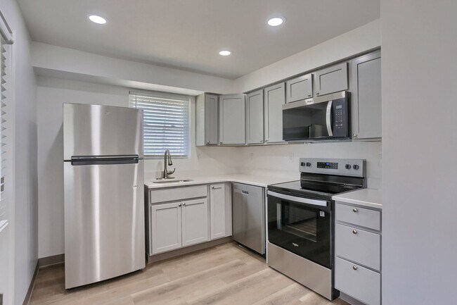 Building Photo - 153 Kathleen Dr