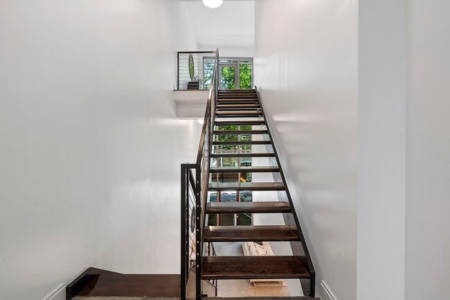 Building Photo - 905 Juniper St NE