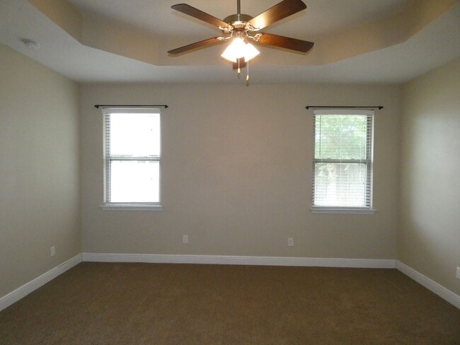 Building Photo - Spacious 5-Bedroom Home