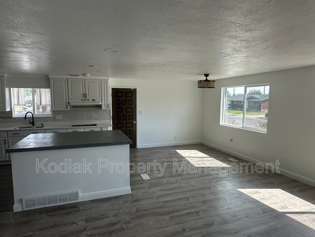 Building Photo - 444 Owens St