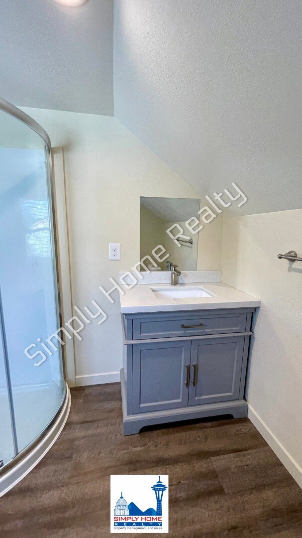 Building Photo - Cute 3 bedroom 2 bath home in Tacoma!